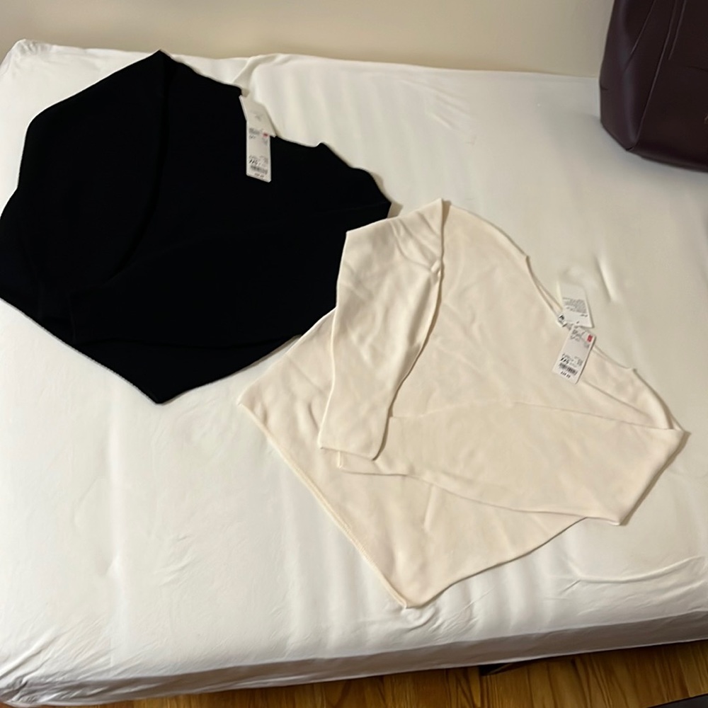 A set of 2 uniqlo 3d knit cotton sweaters